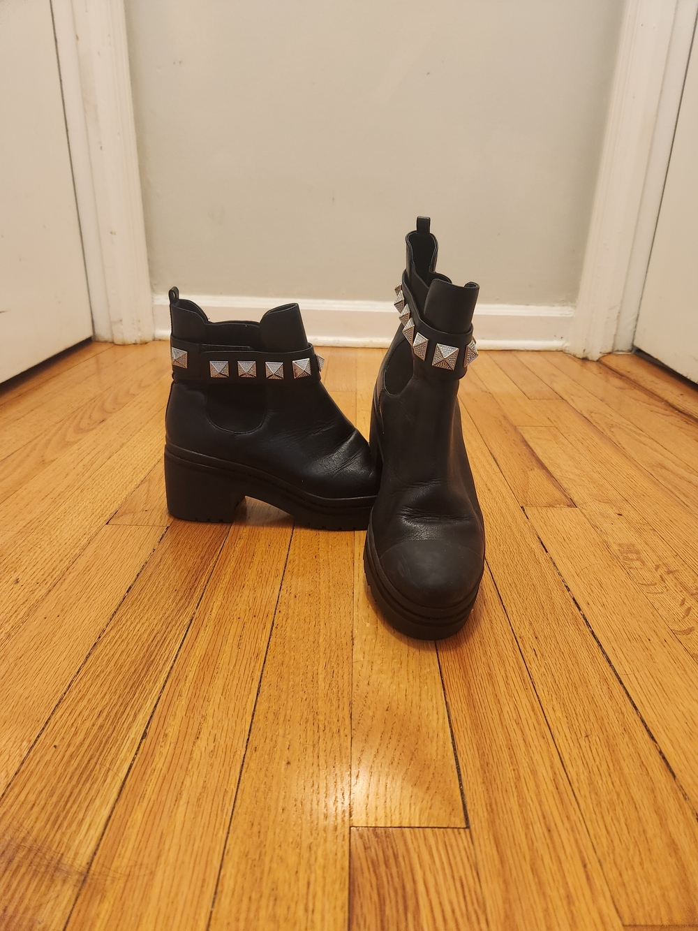 MICHAEL Michael Kors Glenn Studded Leather Lug Sole Ankle Boots Black Sz 8.5
